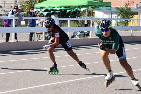 Más de 200 patinadores se reunieron en la Ciudad Deportiva de Neuquén.