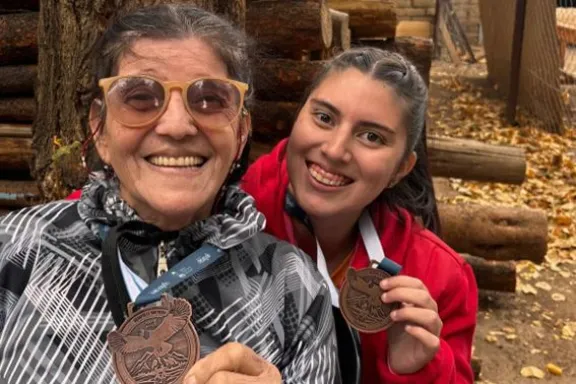 A sus 73 años, completó la maratón de Tricao Malal con gran esfuerzo y dedicación.