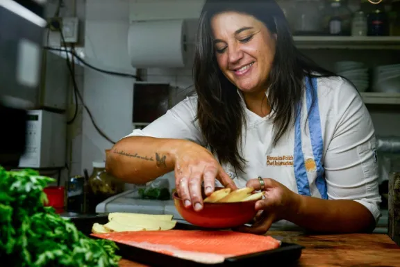 Verónica descubrió en Caviahue cómo hacer de la cocina una experiencia única para los turistas.