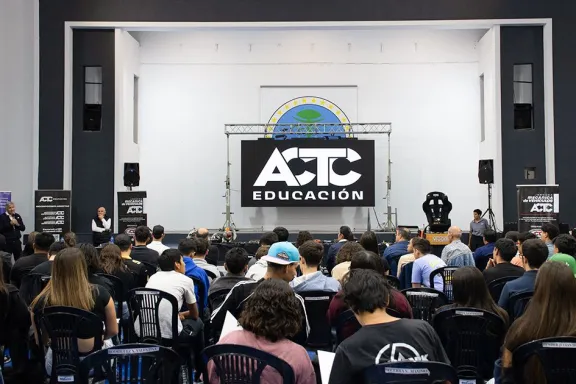 Más de 130 estudiantes se capacitaron con ingenieros del Turismo Carretera.