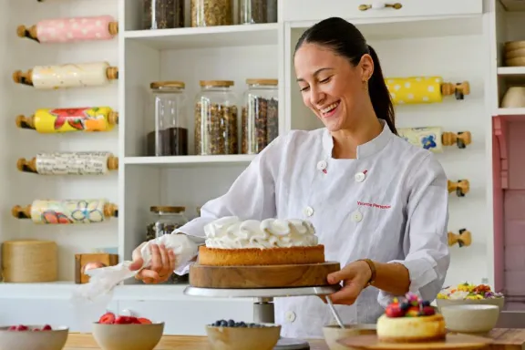 Yvonne, la joven de Chos Malal que revoluciona la pastelería con sus originales recetas.