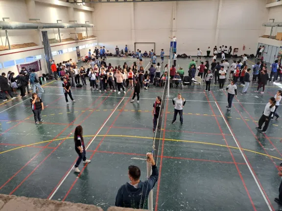 Impulsan la actividad física en escuelas para estudiantes de primaria y secundaria.