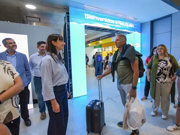 Neuquén amplía su conectividad internacional con el primer vuelo directo a Santiago de Chile.