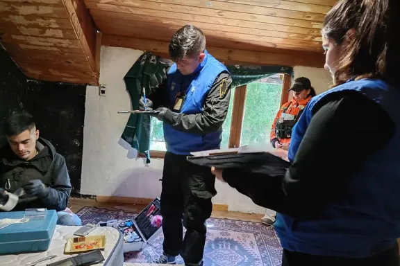 Allanamiento por robo revela secuestro de drogas en la investigación.