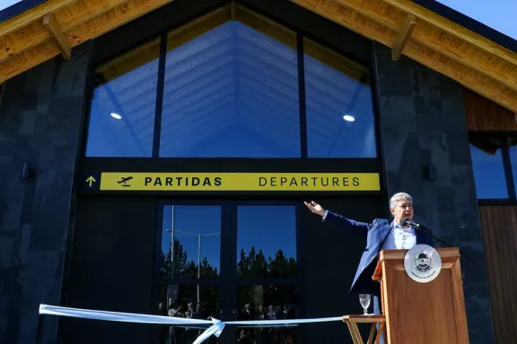 Figueroa abre el nuevo sector de partidas en el aeropuerto Chapelco.