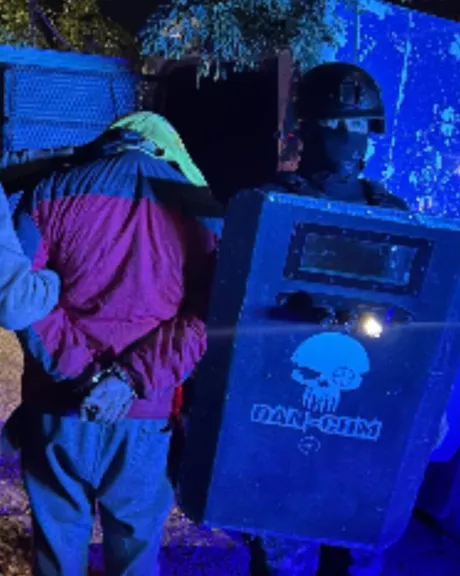 Detenidos y drogas incautadas en operativo por narcomenudeo en Chos Malal.