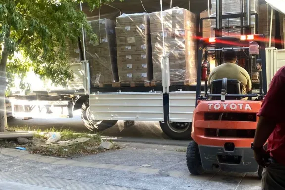 La provincia compró leche y materiales escolares por más de 4 mil millones de pesos.