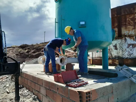 EPAS instala filtros nuevos para mejorar el agua en Villa El Chocón.