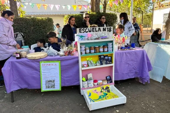 Feria agroecológica une a estudiantes y productores del norte de Neuquén.