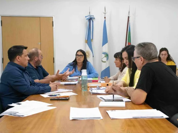Inauguran la EPET 29 en Centenario y el CPEM 111 en Colipilli para mejorar la educación.
