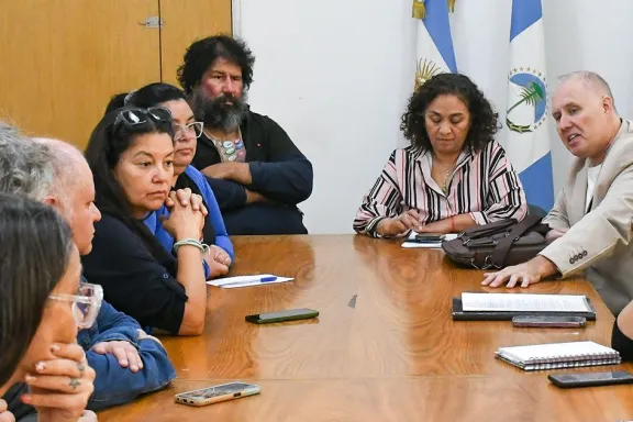 Autoridades de Educación se reúnen con la comunidad de la EPET 14 para abordar necesidades educativas.