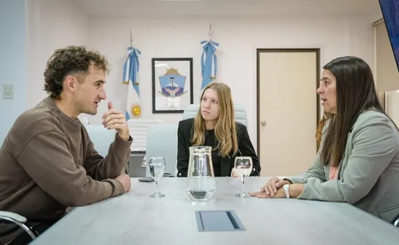 Lautaro de la Iglesia se presenta en Europa tras su llegada con el apoyo de autoridades provinciales.