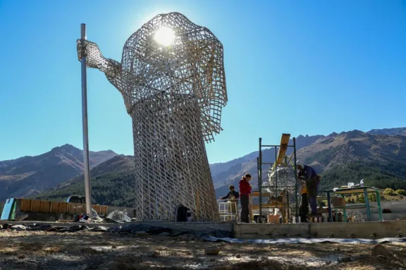 Instalan el Sagrado Corazón de Jesús en Huinganco: un nuevo símbolo de fe para la comunidad.