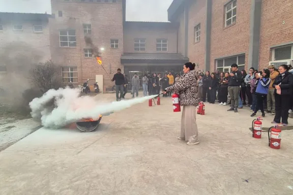 Capacitación en evacuación y extintores: seguridad en escuelas.