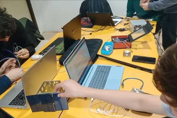 Abre una nueva Escuela Técnica en San Martín de los Andes para fomentar la educación técnica.