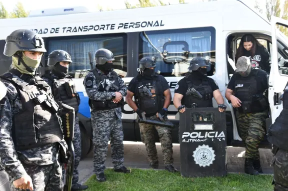 Desarticulación del microtráfico en Centenario: 18 allanamientos y varias detenciones.