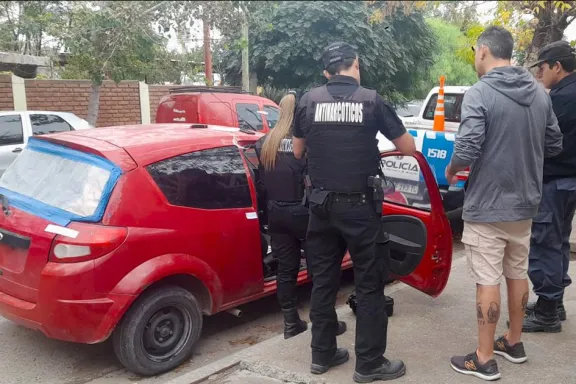 Detienen a dos individuos en un operativo policial por secuestro de drogas y un arma blanca.