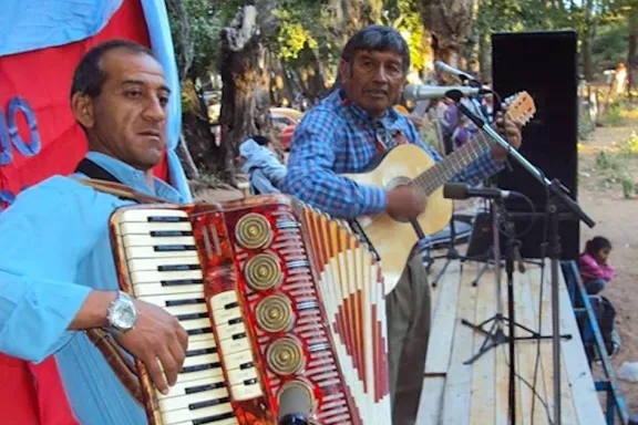 Atilio Alarcón: el cantante que revela la esencia de la vida rural argentina.