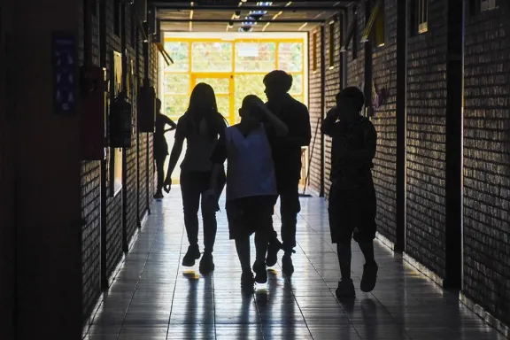 Guía de acciones ante amenazas en escuelas: seguridad y prevención para estudiantes.