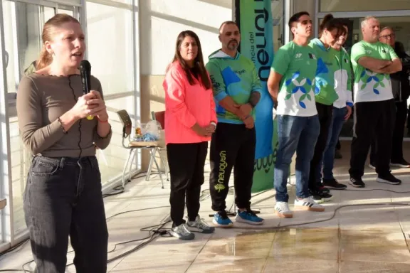 Festejo dorado en Neuquén: arranca los Juegos Epade en el agua.