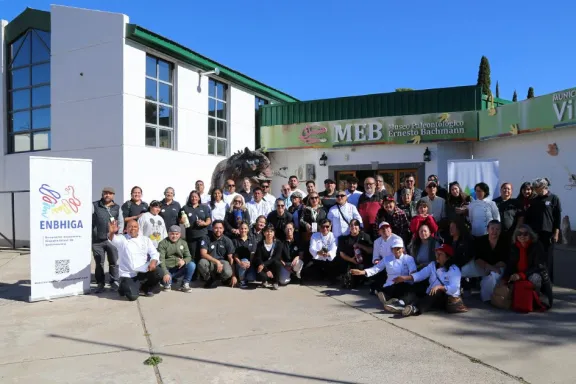 Enbhiga destaca la gastronomía local y el trabajo en equipo en un evento innovador.