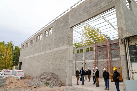 Progreso en la construcción del taller electromecánico del EPAS en Neuquén capital.