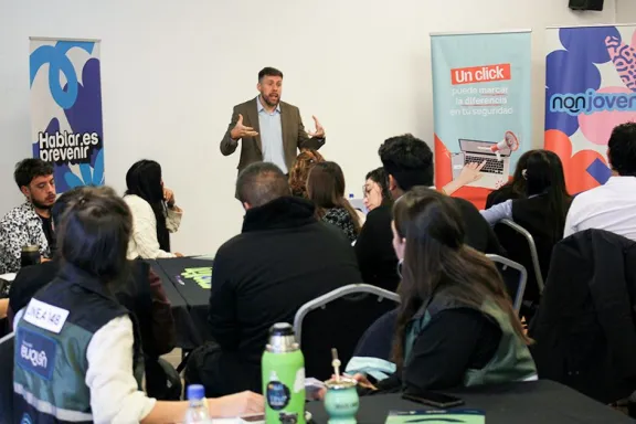 Neuquén implementa una estrategia integral para prevenir riesgos digitales en jóvenes.