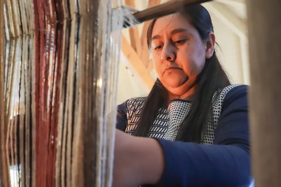 Magdalena Ñanco: la artesana de Atreuco que entrelaza tradición y futuro en su trabajo