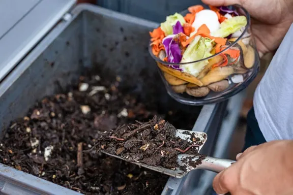Aprende a hacer tu compostera y convierte residuos en suelo fértil.