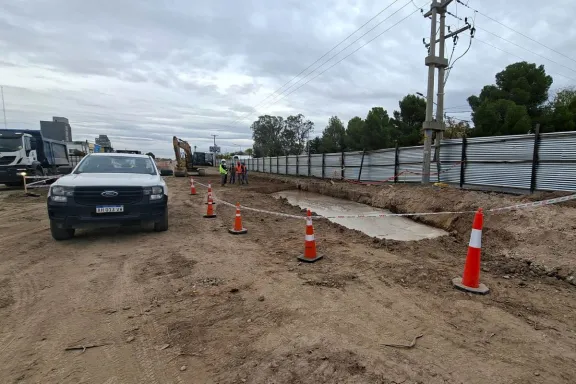 Reparación de cañería en Avenida Mosconi: EPAS está trabajando para solucionar el problema.