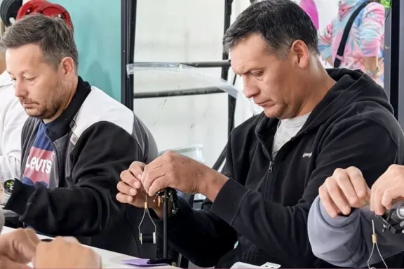 Éxito en la Clínica de Atado de Moscas en Centenario: gran participación juvenil.