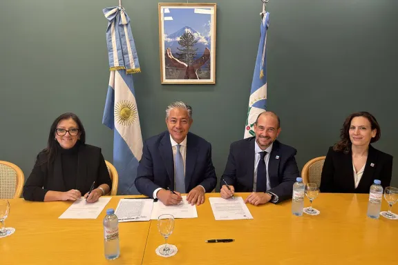 Chevron y Pampa Energía respaldan las becas Gregorio Álvarez para apoyar la educación.