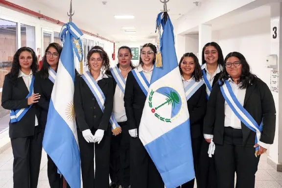 Más de 220 estudiantes del Nivel Superior celebran su graduación.