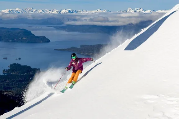 Villa La Angostura se alista para el invierno como capital del deporte de montaña.