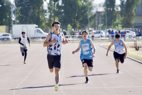 Neuquén se destacó con medallas de oro y plata y avanzó a semifinales en deportes colectivos.