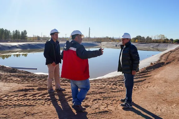 La Comarca Petrolera mejora sus lagunas de tratamiento cloacal para una gestión ambiental eficiente.