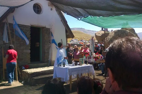 Descubrí la capilla de Ailinco, un tesoro oculto en el norte de Neuquén.