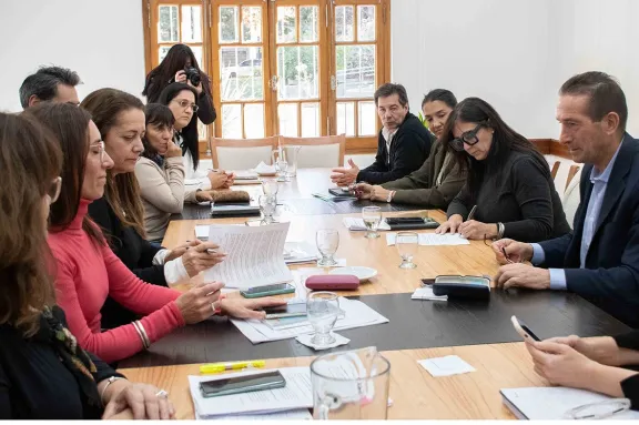 Mesa de diálogo: ATEN y el Gobierno provincial abordan temas educativos clave.
