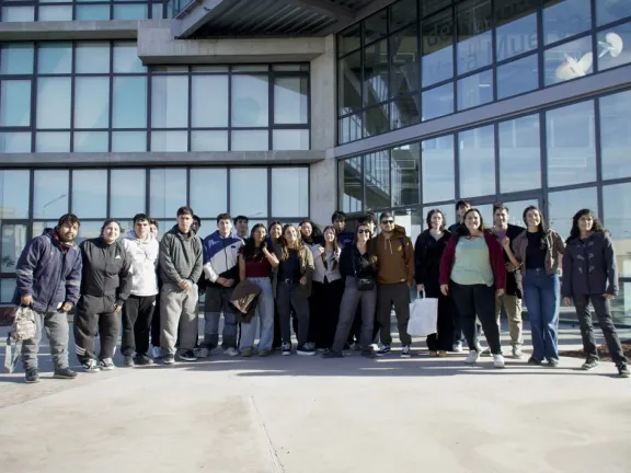 Estudiantes beneficiarios de las becas Gregorio Álvarez asisten a un encuentro formativo.