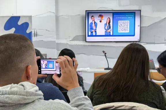 Capacitan a jóvenes en el uso de Inteligencia Artificial para impulsar sus emprendimientos.