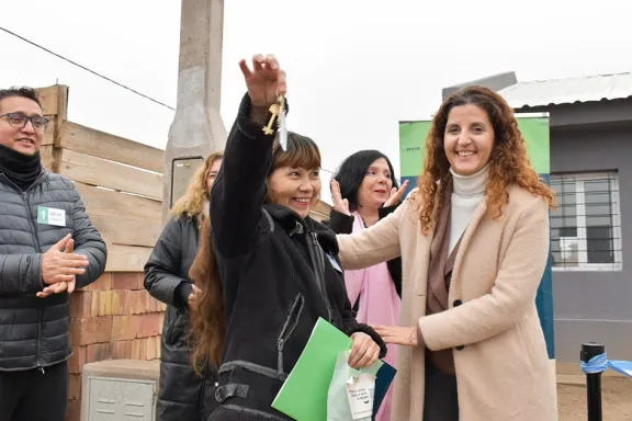 Neuquén Habita entrega viviendas a familias de Neuquén capital.