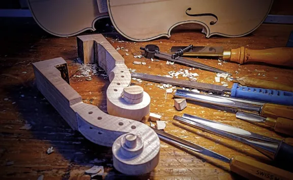 Charla sobre luthería y cuidado de instrumentos de cuerda para jóvenes músicos.