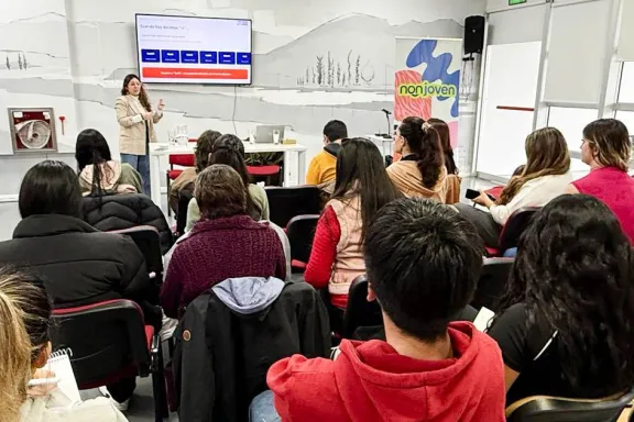Capacitación en herramientas de IA para emprendedores jóvenes y sus proyectos.