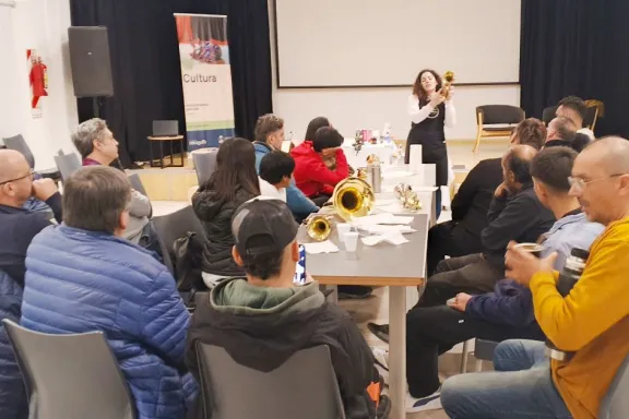 Más de 100 músicos aprendieron a mantener instrumentos de viento en una capacitación.
