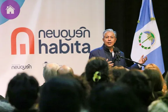 Figueroa entrega escrituras a familias de Junín de los Andes para mejorar su vivienda.