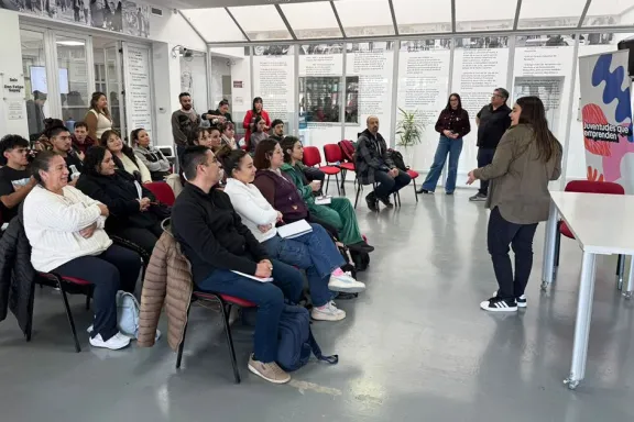 Taller de fotografía impulsa emprendimientos juveniles en Argentina.