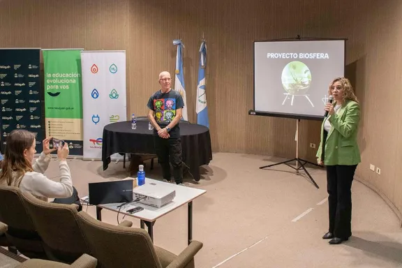La formación docente en Argentina se destaca por sus innovaciones en experimentación ambiental.