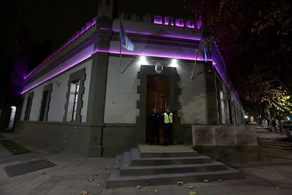 Edificios públicos se iluminan de violeta para concientizar sobre el maltrato a las personas mayores.