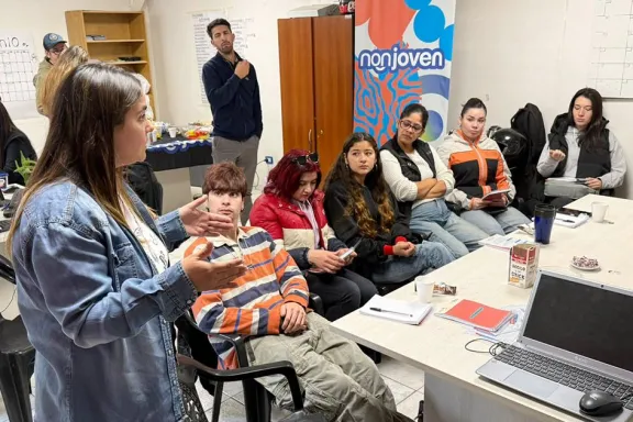 Más de mil jóvenes reciben financiamiento y capacitación para impulsar sus emprendimientos.