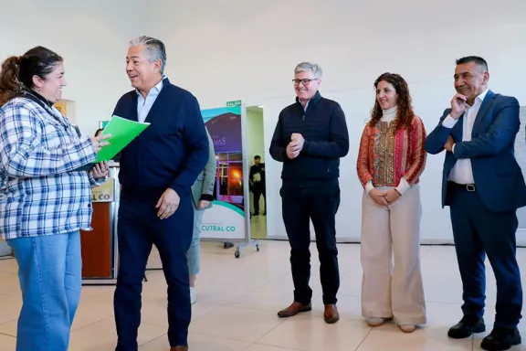 Figueroa entrega escrituras a familias de Cutral Co y Plaza Huincul.